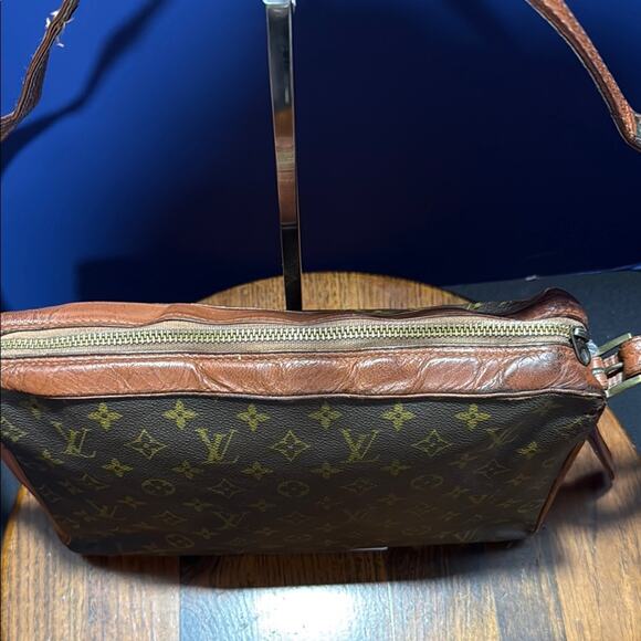 Louis Vuitton Brown Monogram Messenger Bag - Picture 3 of 14